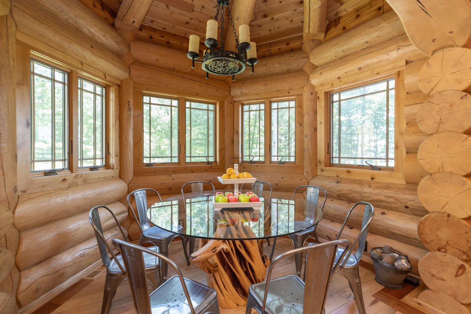 Breakfast nook with views of the lake