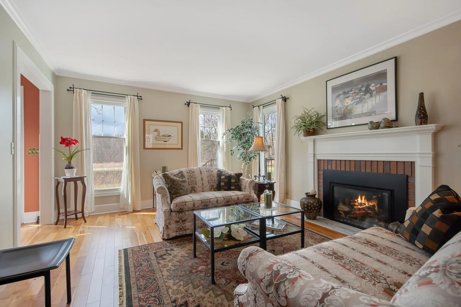 9-web-or-mls-2261 Ash St-04.jpg