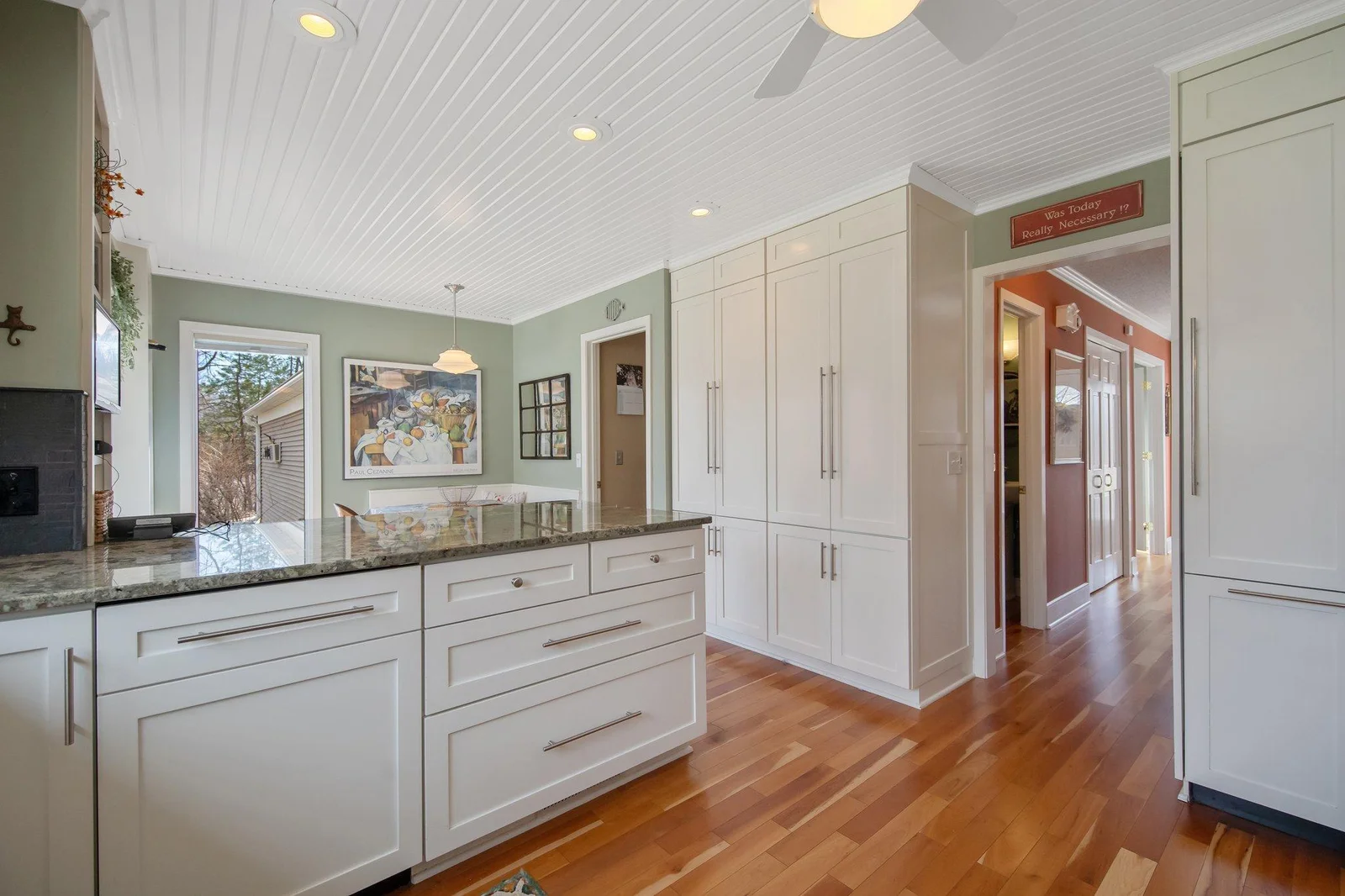 18-web-or-mls-2261 Ash St-13.jpg