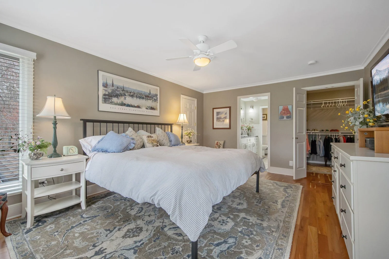 24-web-or-mls-2261 Ash St-19.jpg