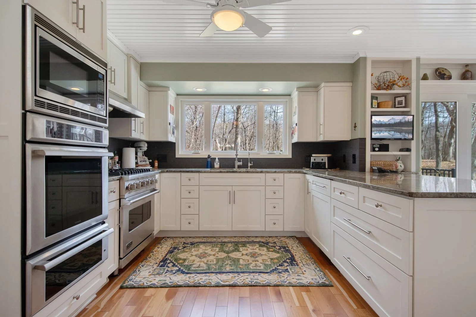 17-web-or-mls-2261 Ash St-12.jpg