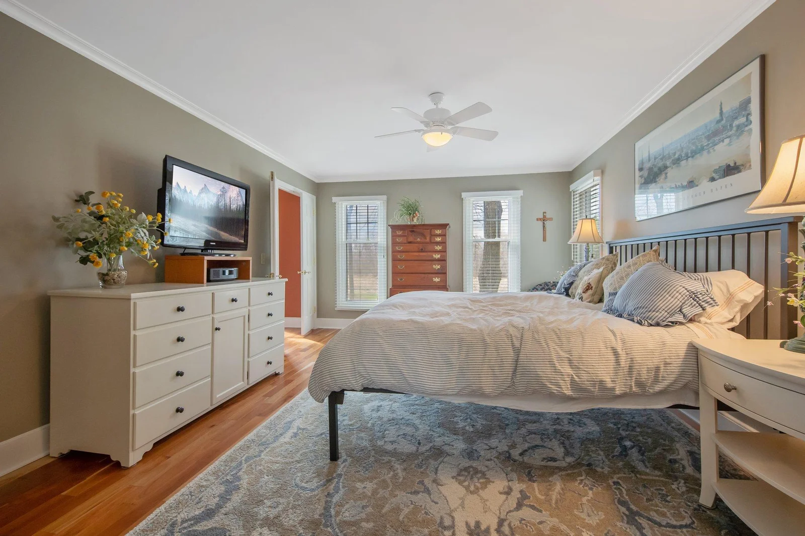 25-web-or-mls-2261 Ash St-20.jpg