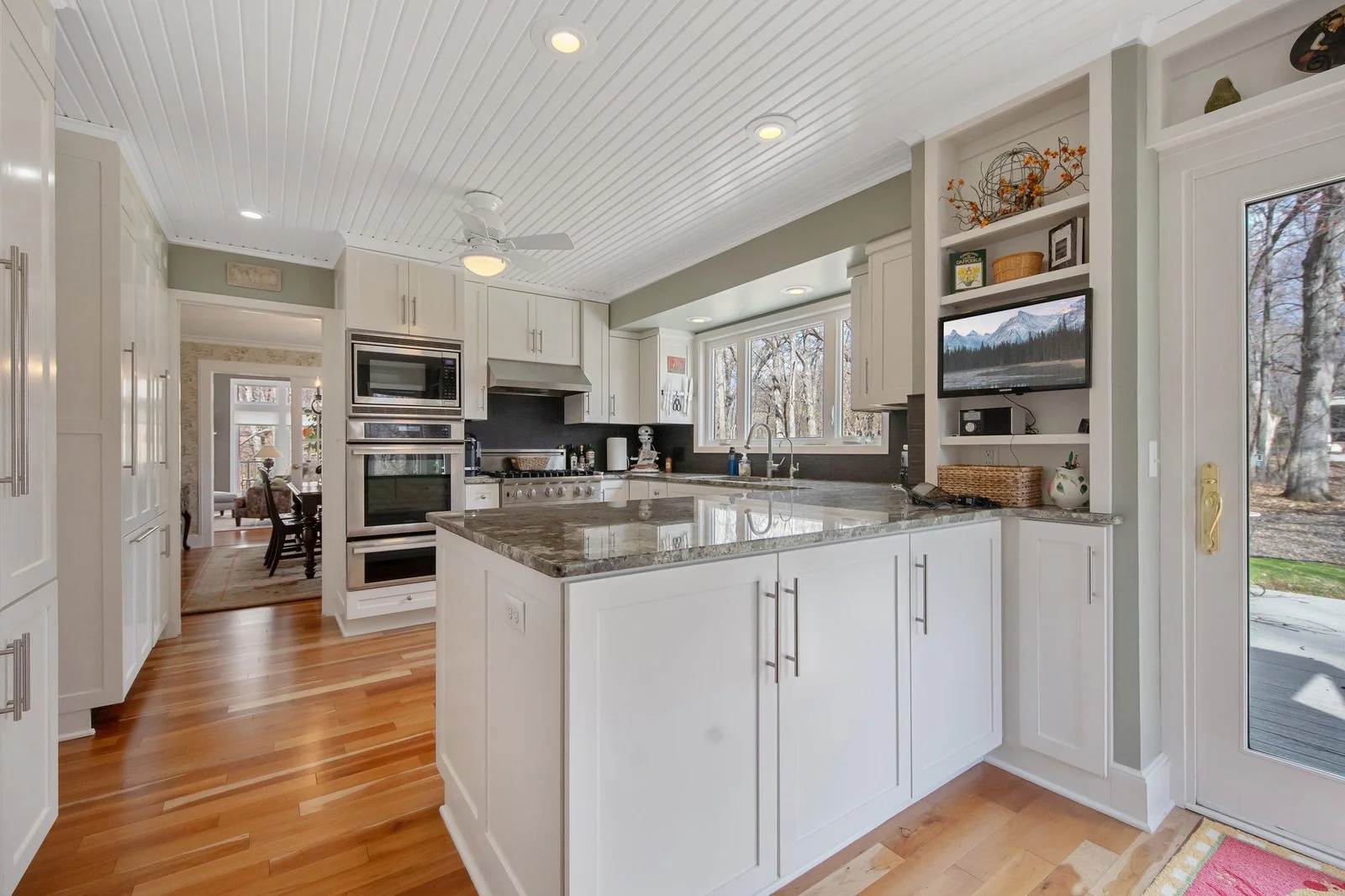 19-web-or-mls-2261 Ash St-14.jpg