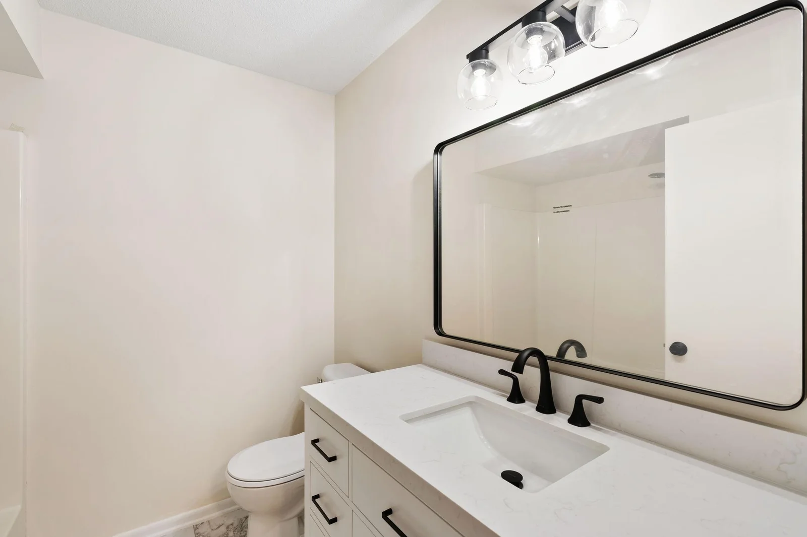Updated vanity, light fixture and mirror in the upstairs full bath!