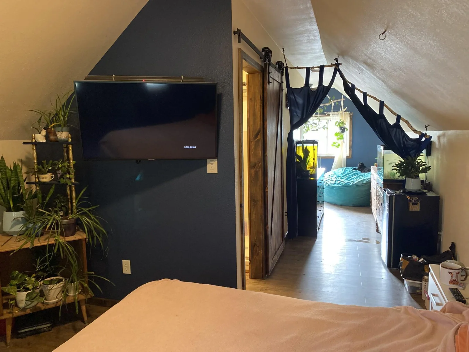 bdrm upper 1.jpg