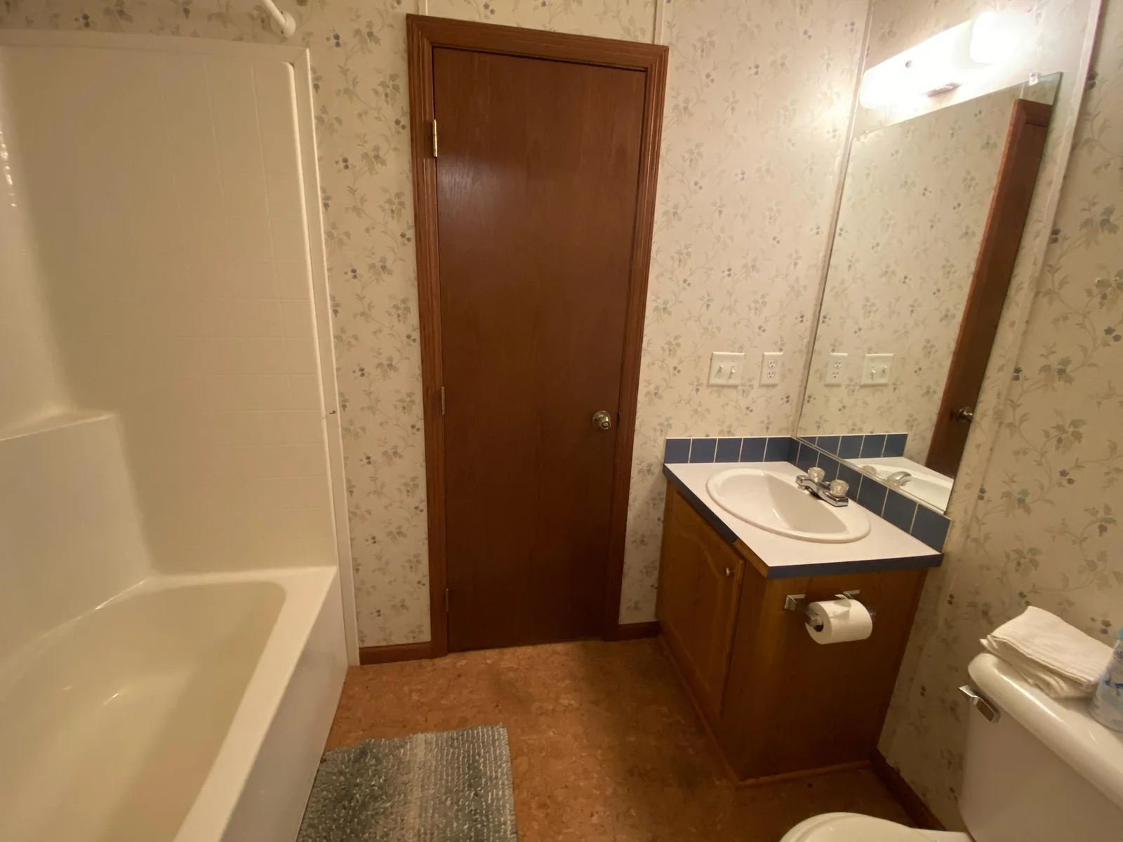 Full bath in main hall walks through from either side of home.