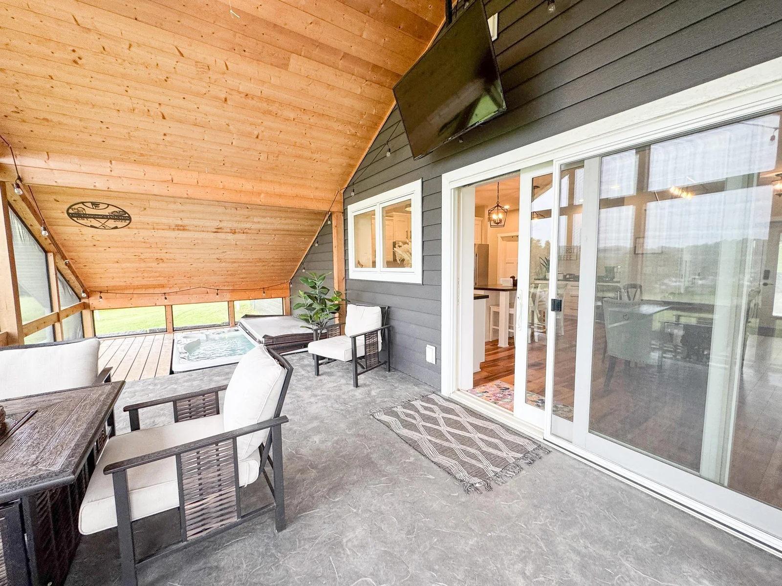 Screen Porch 2.jpg