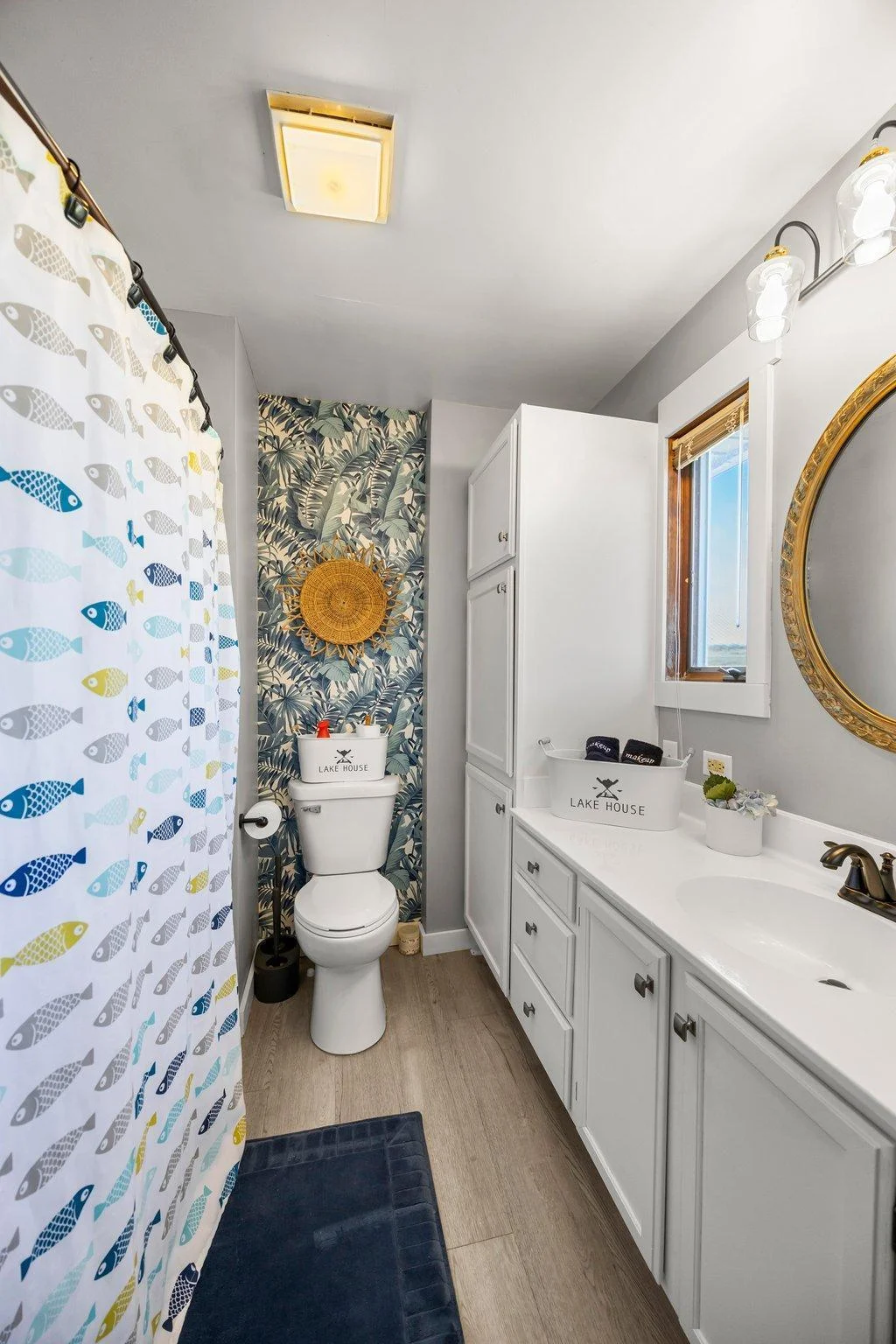 Renovated Main Floor full bath.
