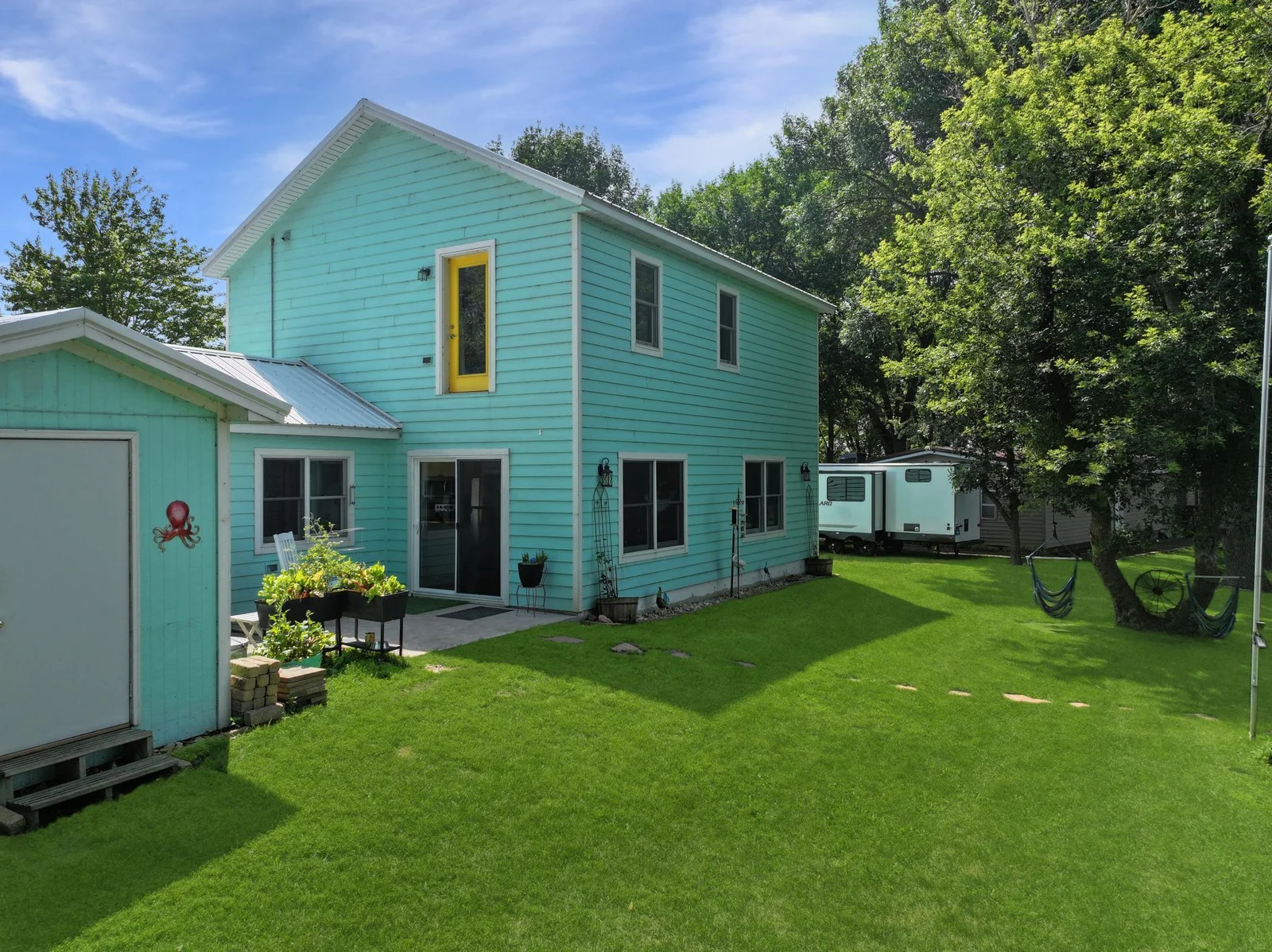 Year round living or a weekend getaway cabin!