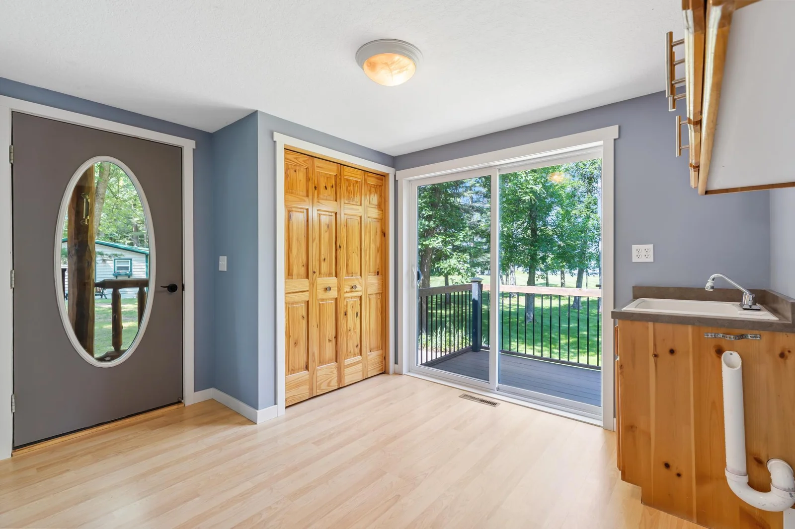 Large entry/foyer with washer/dryer hookup and princess deck.