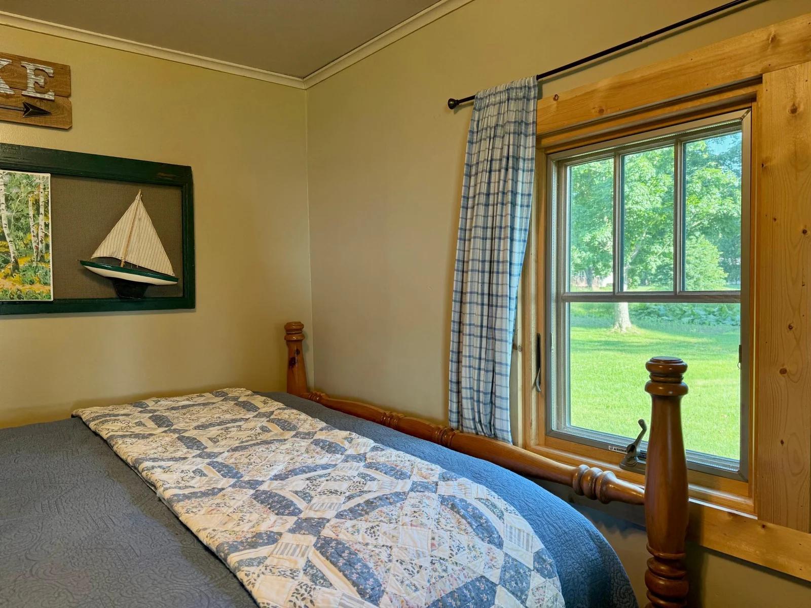 Big window to let in the Mille Lacs Lake breeze and fall asleep to the waves.