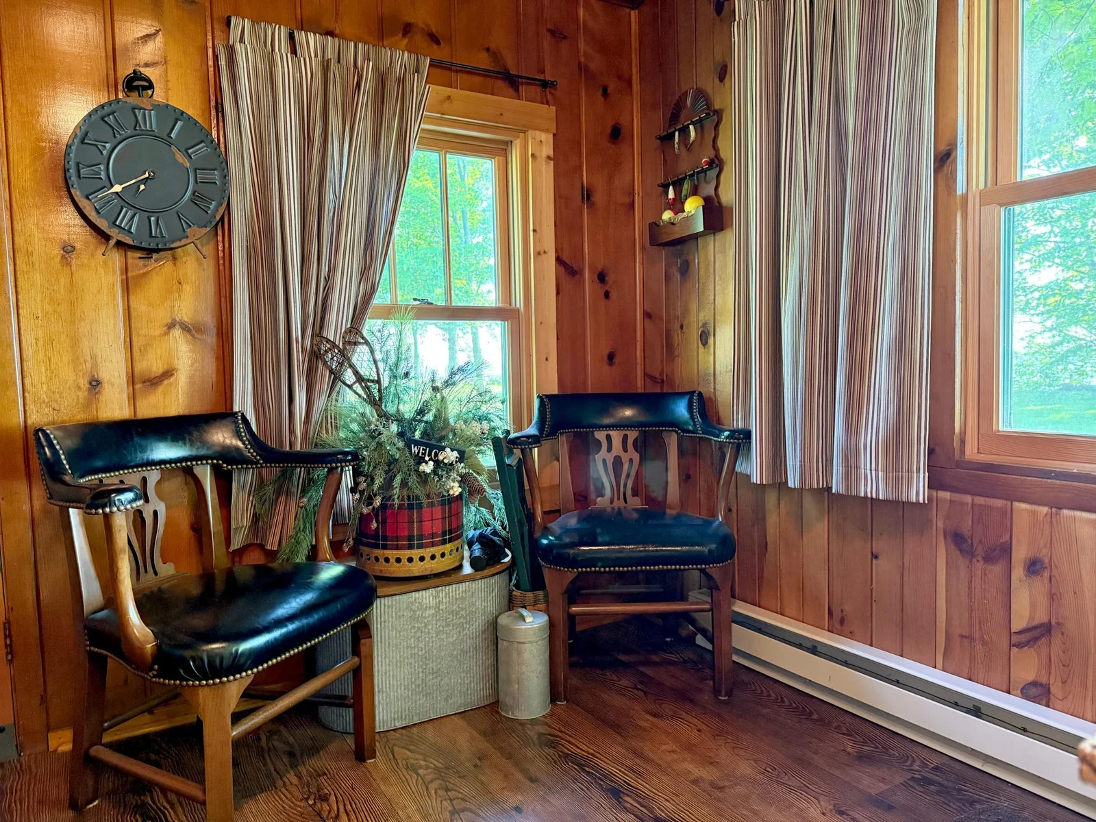 To the right of the main door you have an entrance area to take off your snow boots or toss off your flip flops.