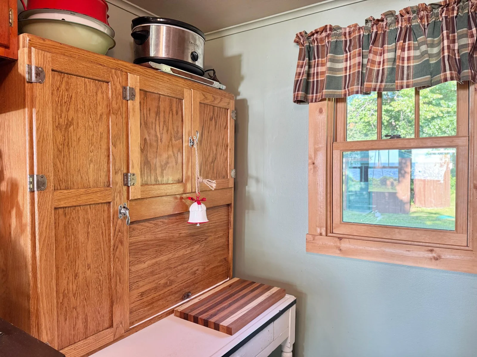 Custom cabinets that fit in this space like a glove.