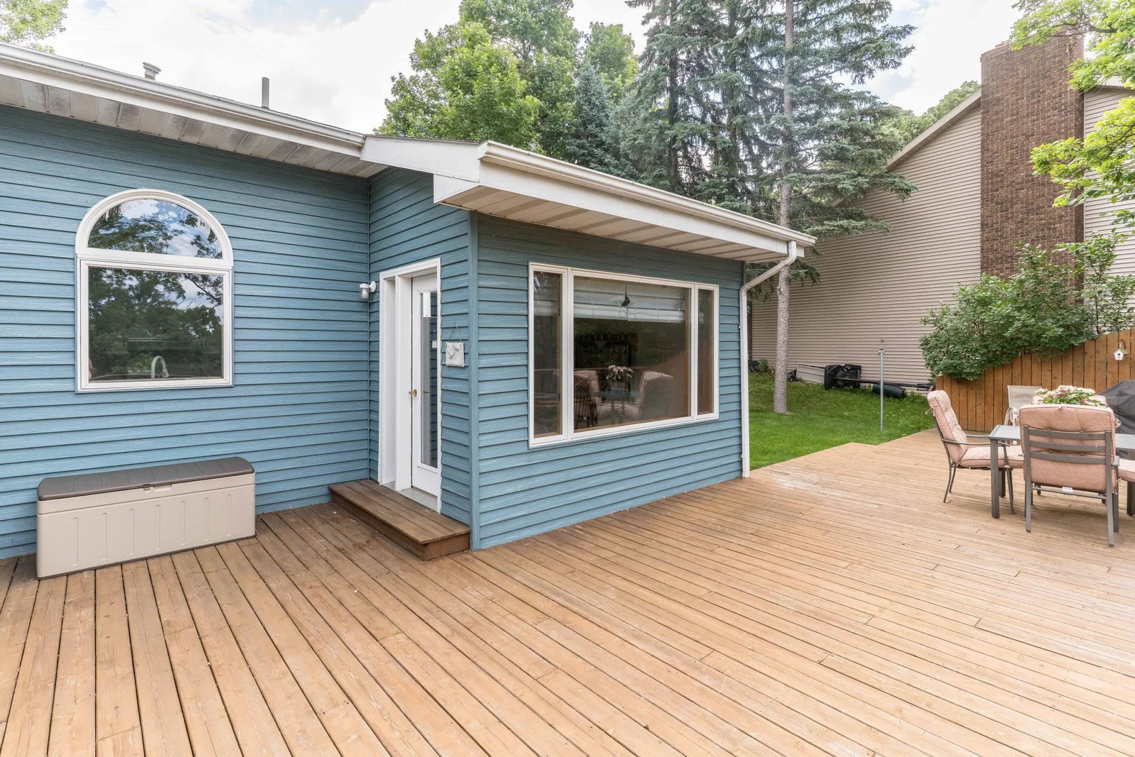 Deck door leading to the dining room