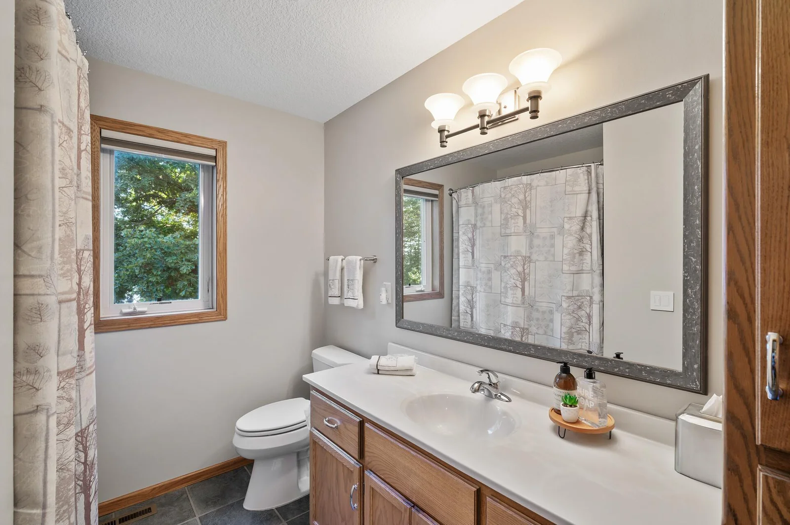 Full upper level common bathroom