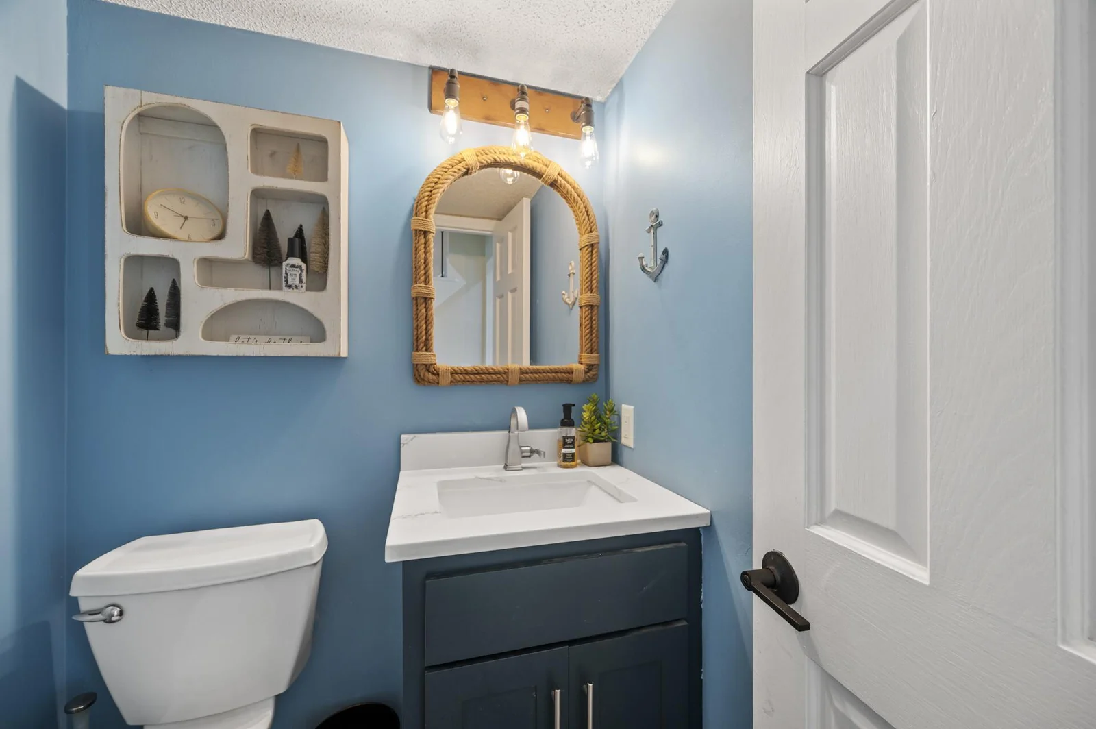 main floor 1/2 bath
