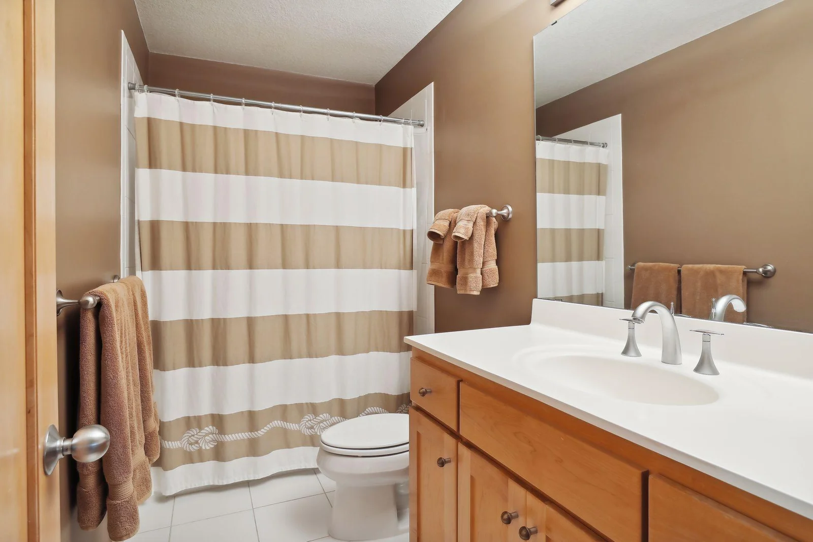 Full bathroom on upper level w/ great tiled floors!!