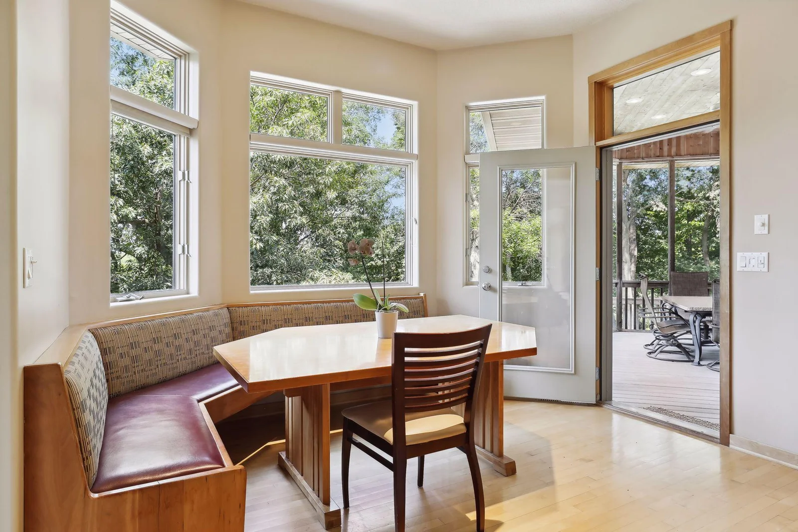 What a fabulous nook, banquette located just off kitchen! Great for easy, informal dinner nights!! Perfect for entertaining your crew with easy access to screen porch from breakfast nook.