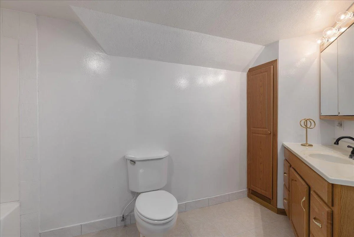 32-Lower Bath.jpg