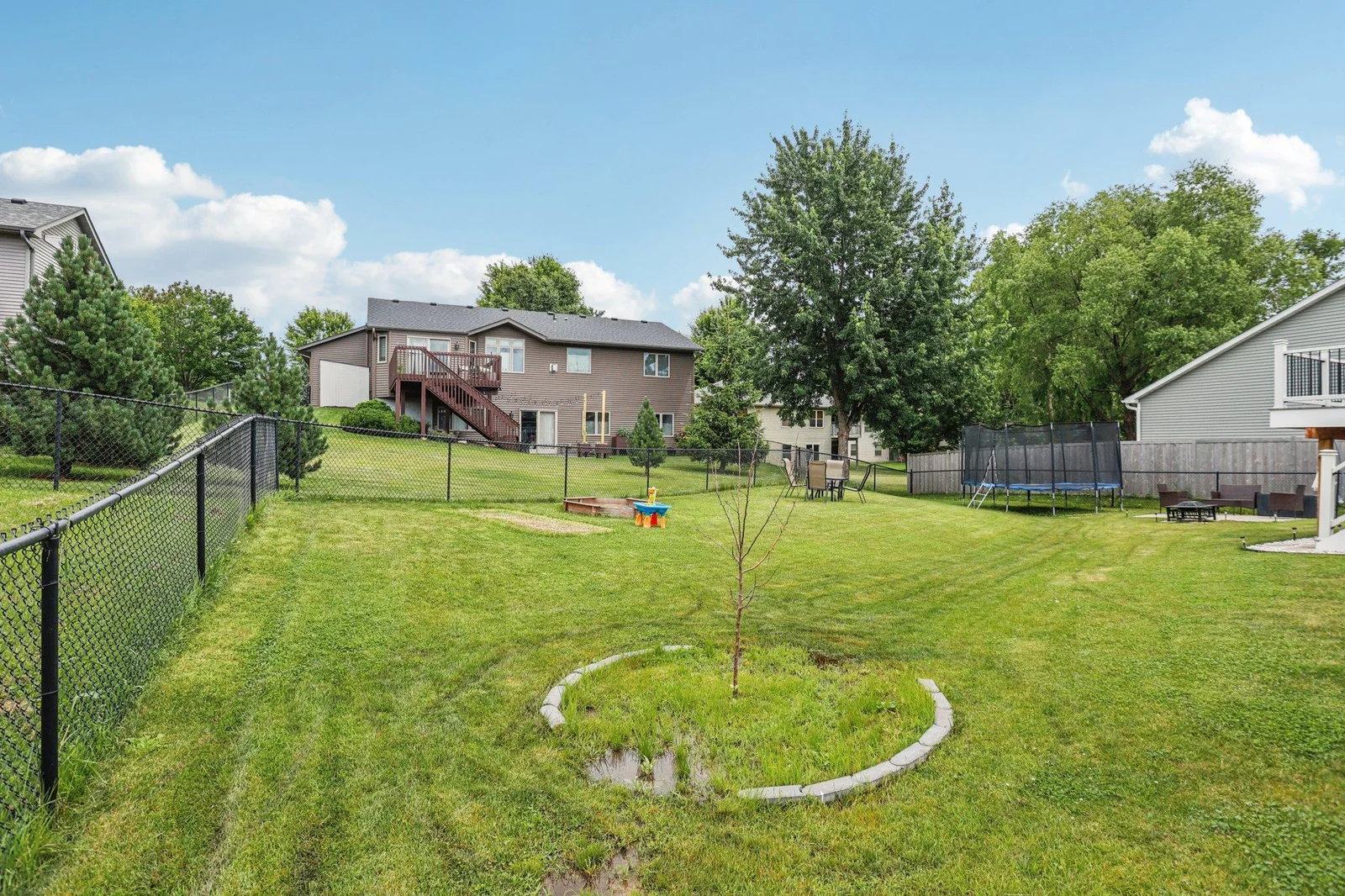 332 4th Ave, Lonsdale