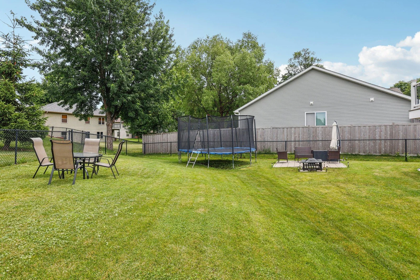 332 4th Ave, Lonsdale