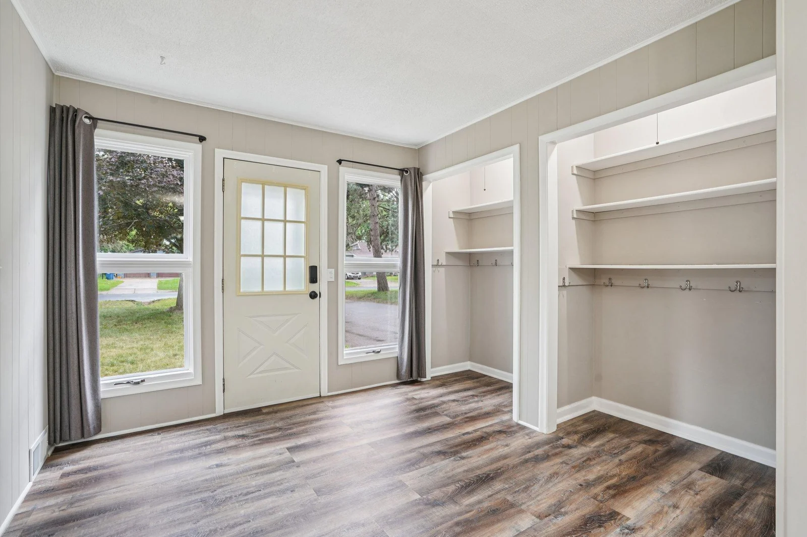 10x10 Foyer with dual closets