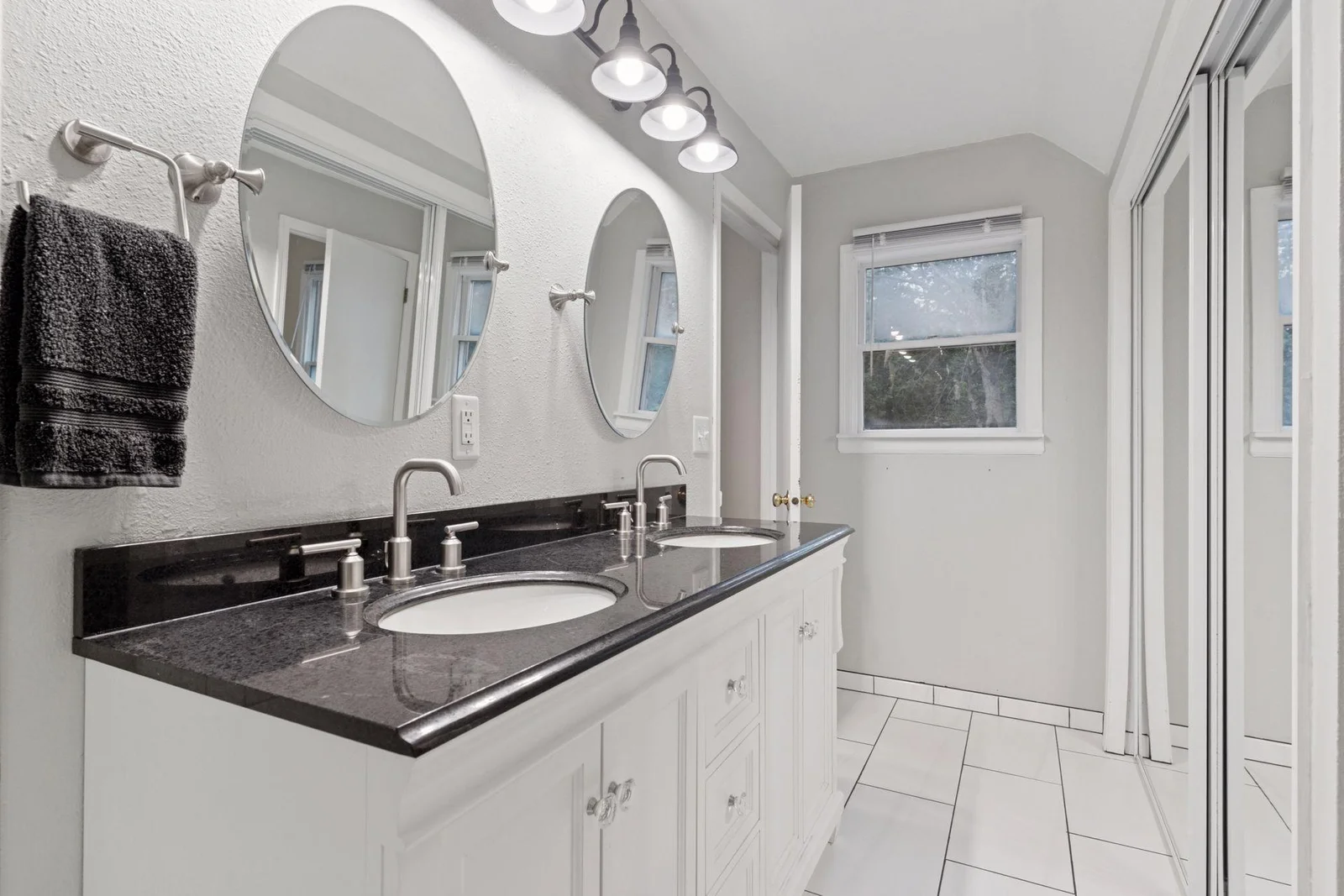 Upper Full Bath