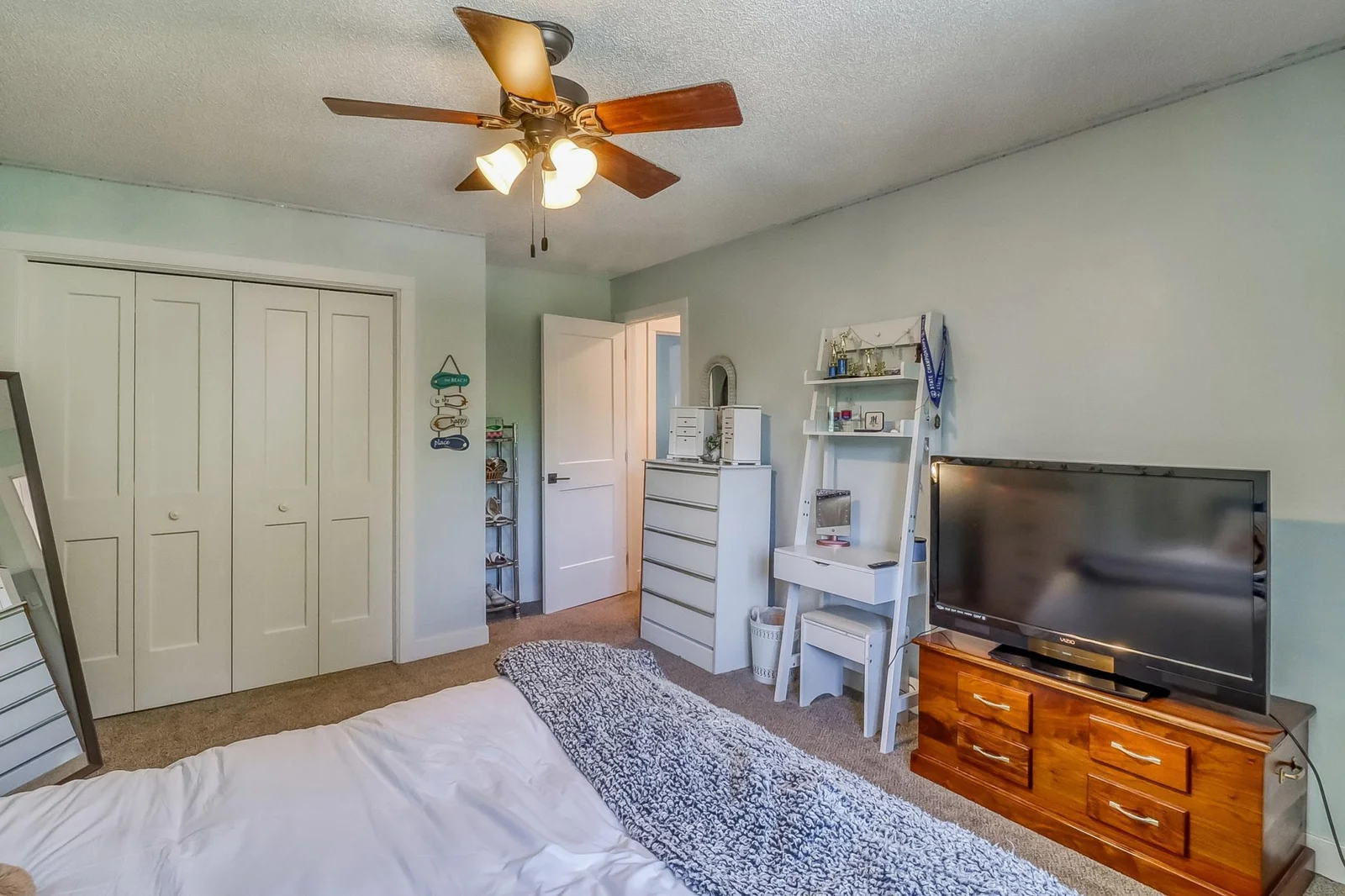 Upstairs Bedroom2_2.jpg