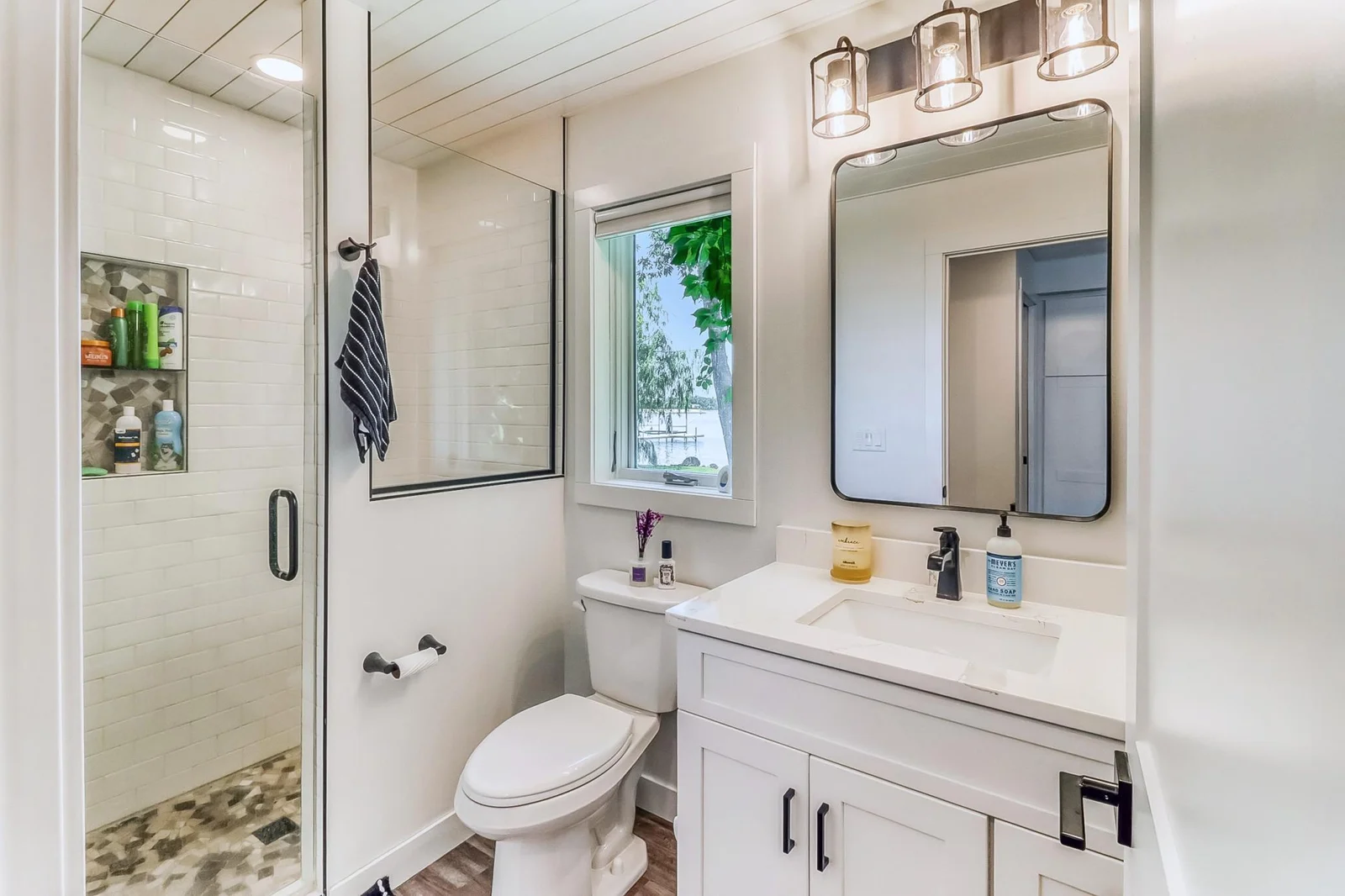 Bathroom1_1.jpg