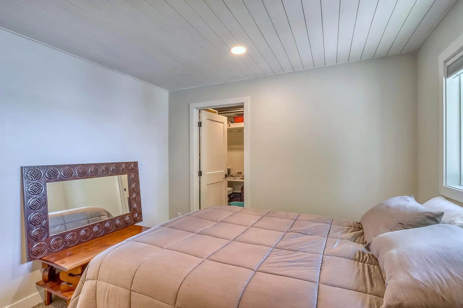 Upstairs Bedroom3_2.jpg