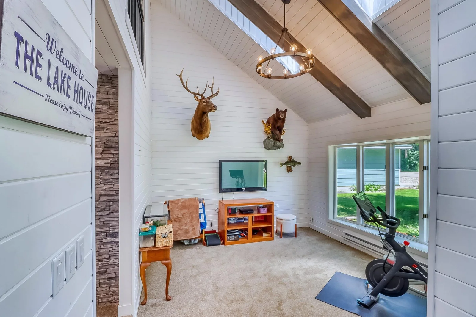 Familyroom1_1.jpg