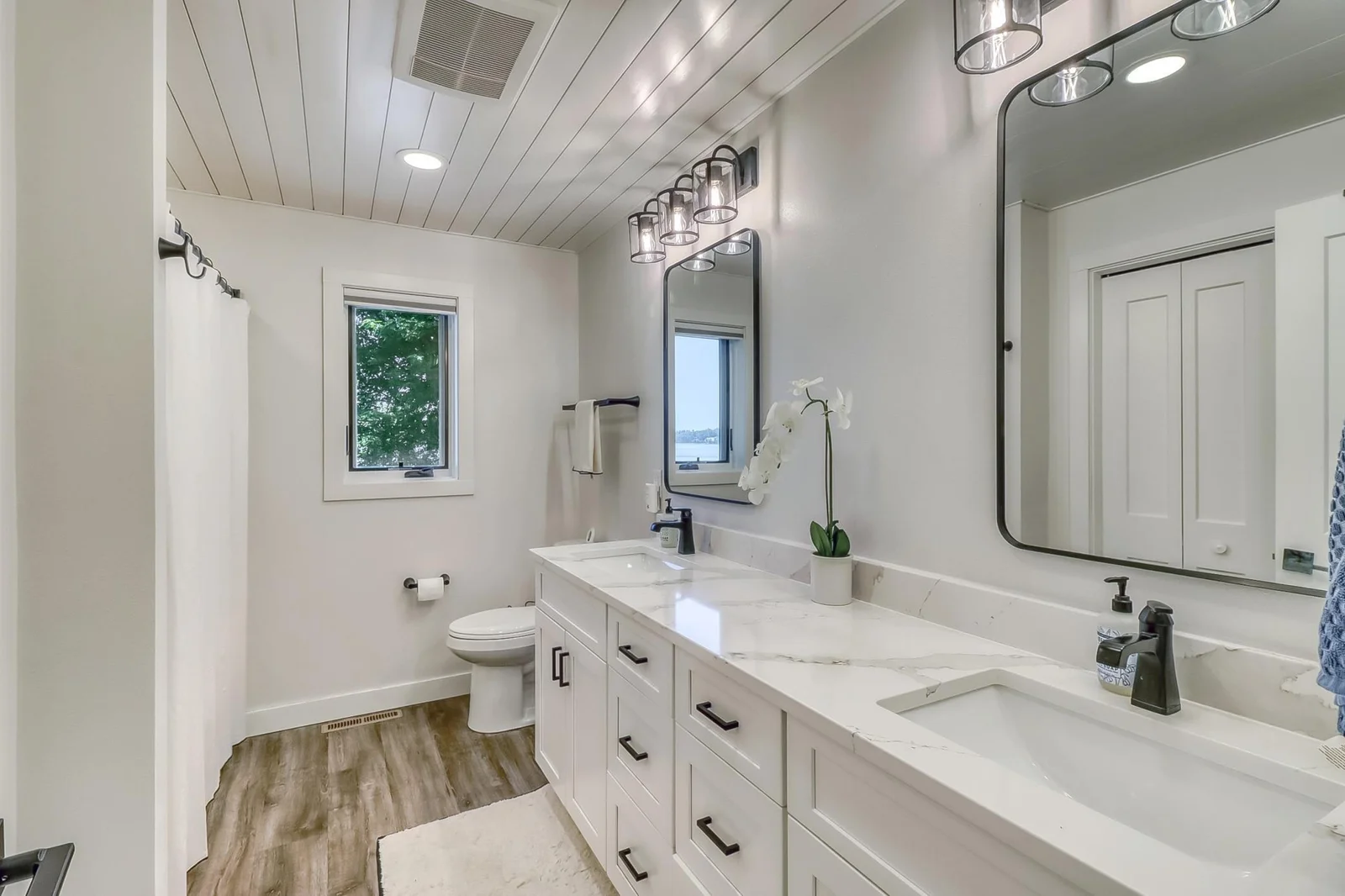 Upstairs Bathroom1_1.jpg