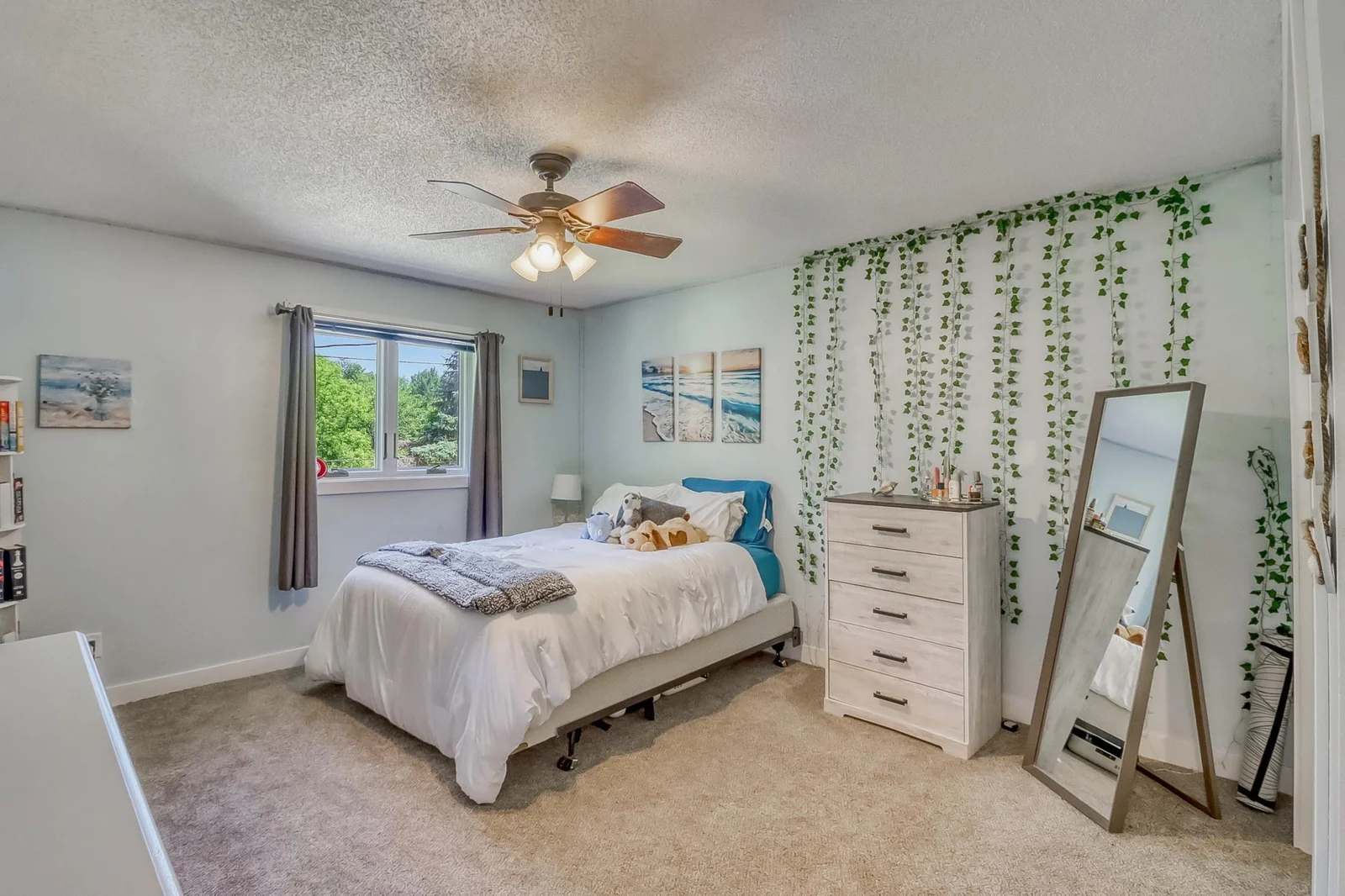 Upstairs Bedroom2_1.jpg