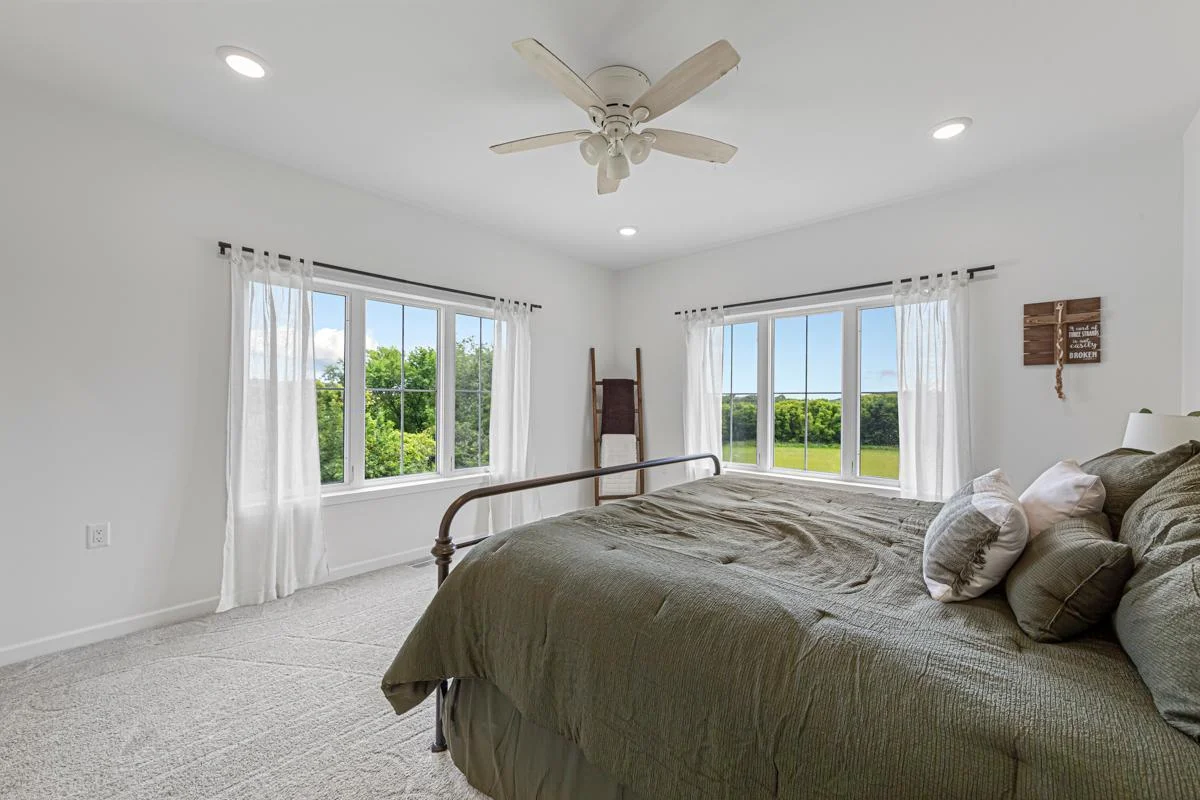 40 Main bedroom.jpg