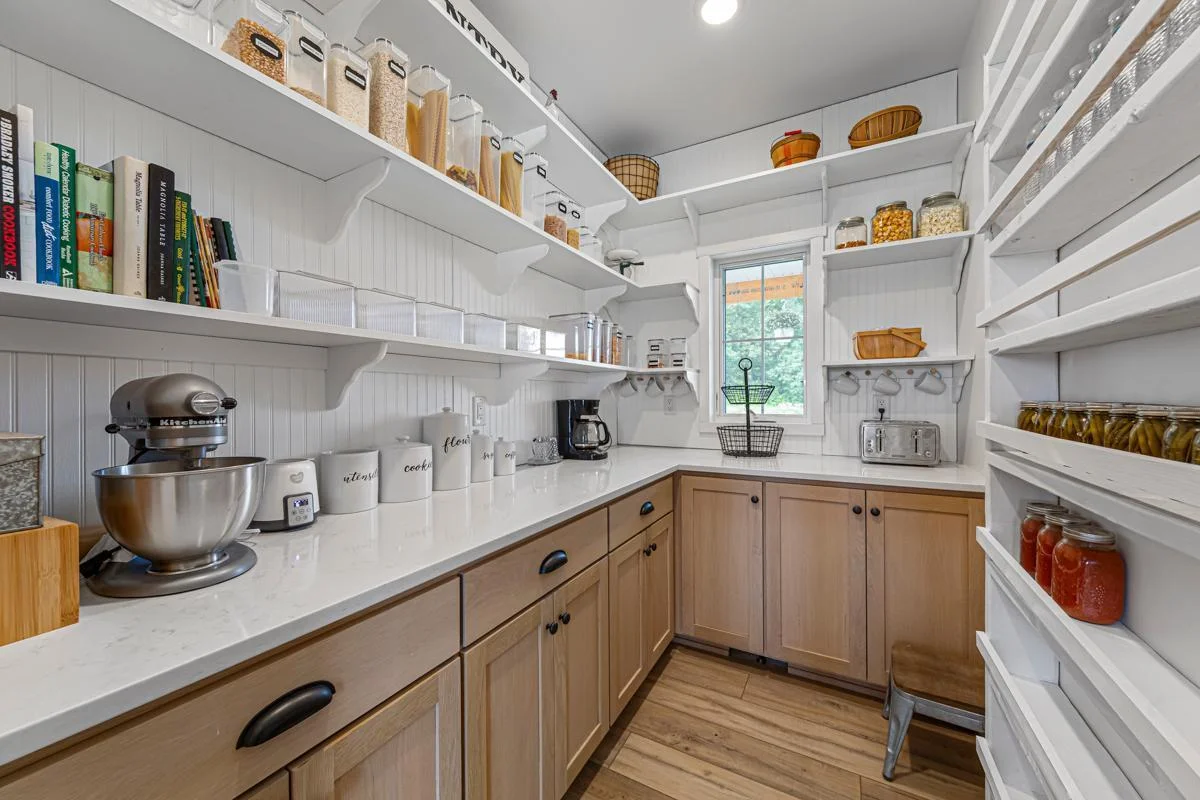 25 Pantry.jpg