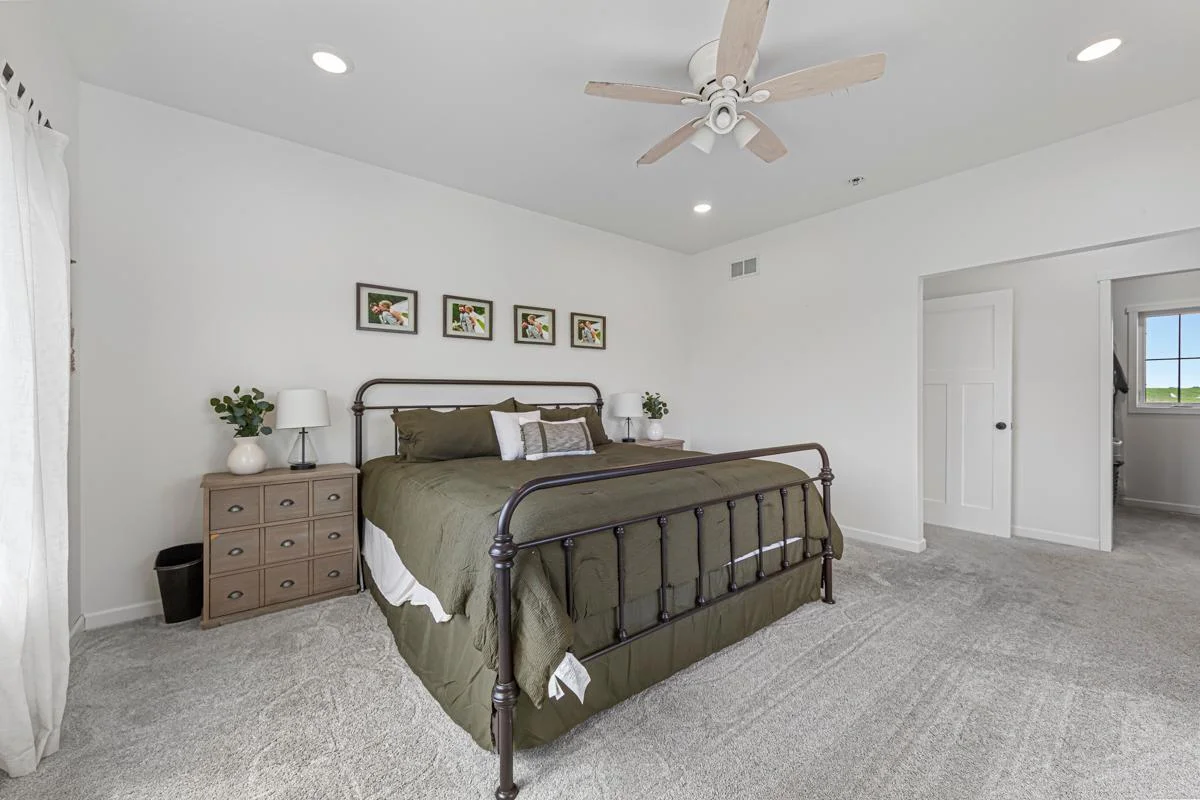41 main bedroom.jpg