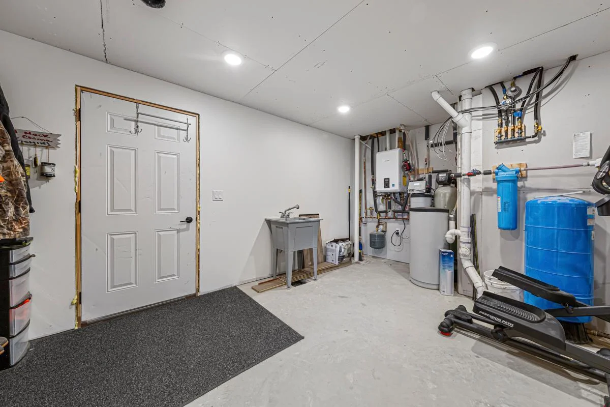 69 Garage entry_lower.jpg