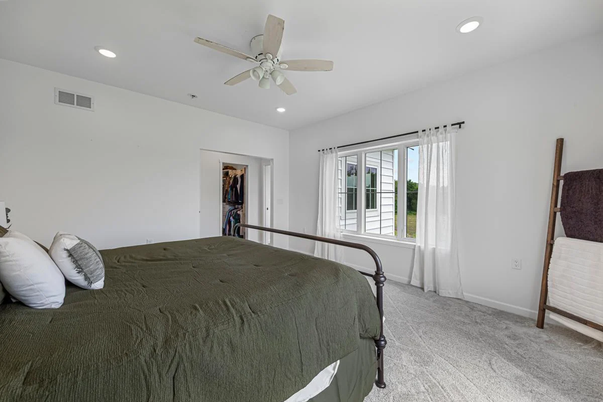 42 Main bedroom.jpg