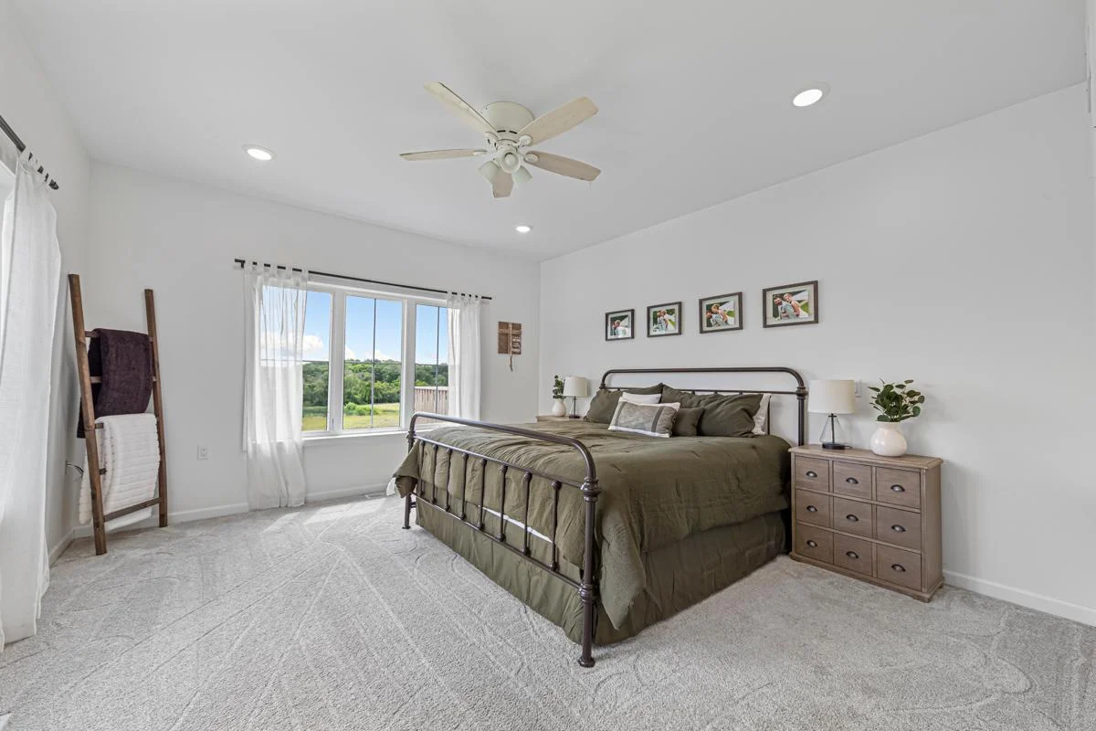 39 Main bedroom.jpg