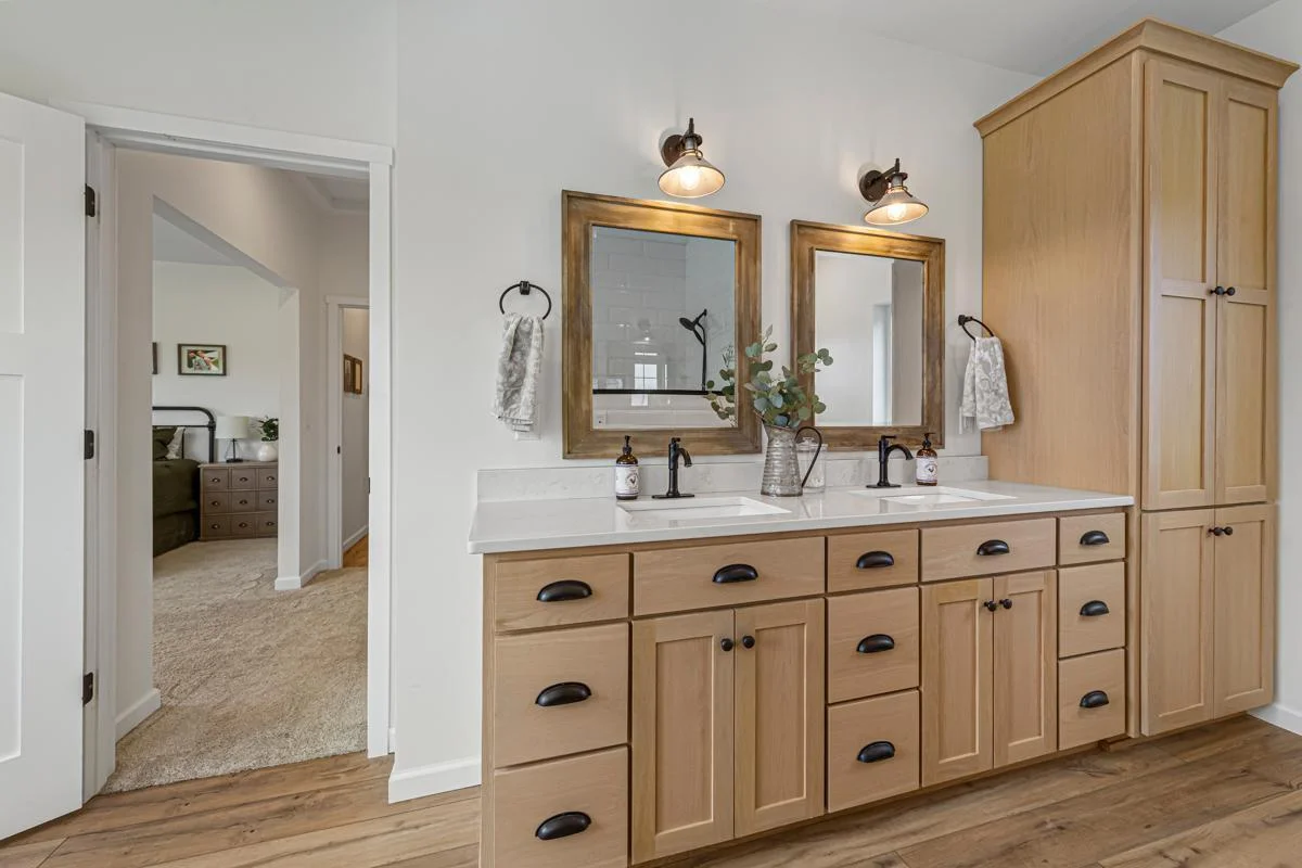44 Main bathroom.jpg