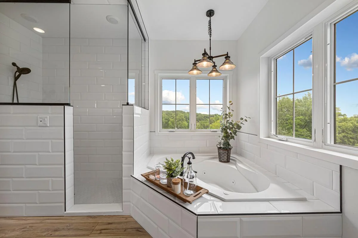 43 Main bathroom.jpg