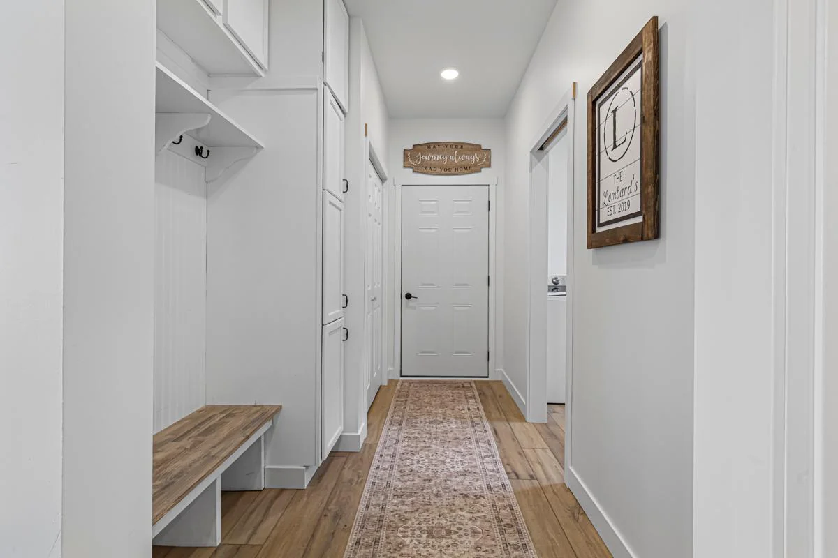 33 Garage entry_hallway.jpg