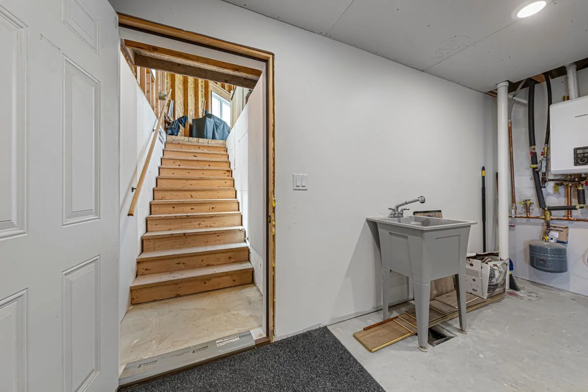 70 Garage entry_lower.jpg