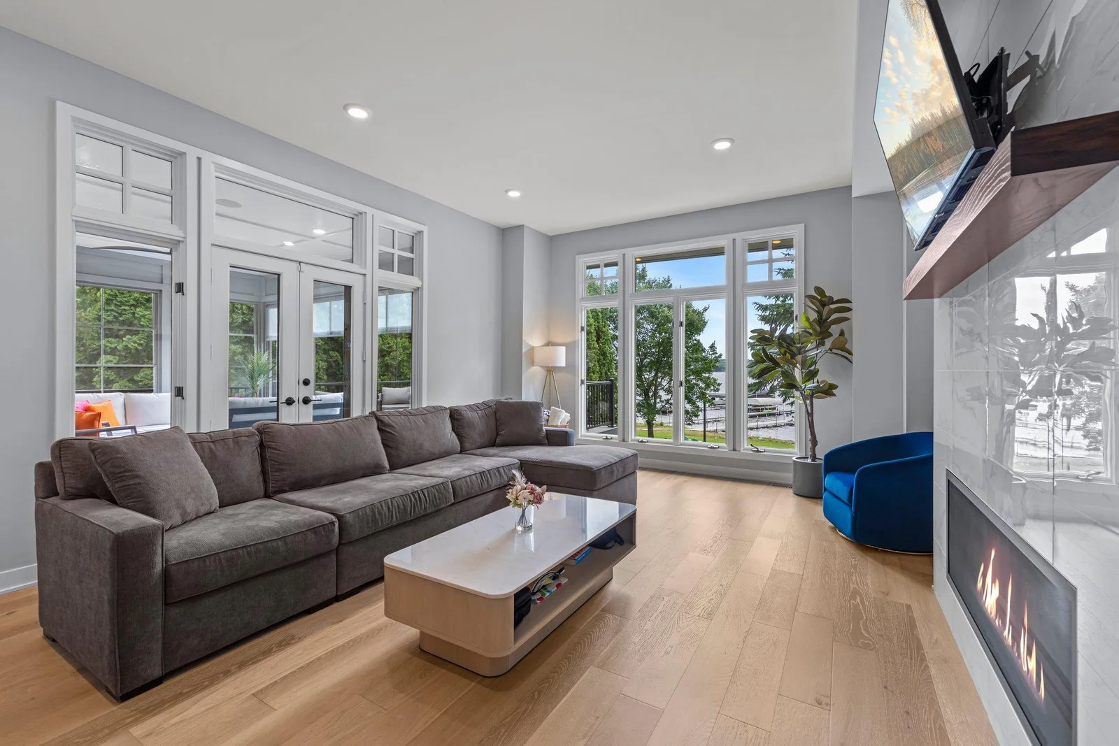 Living Room (west facing)