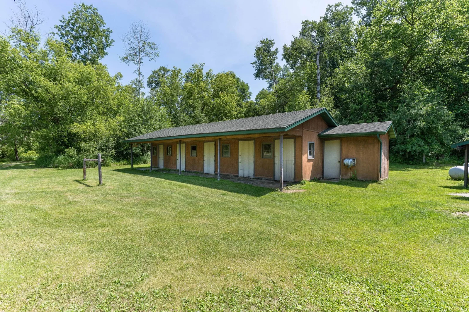 48' x 16'  4 Stall Stables