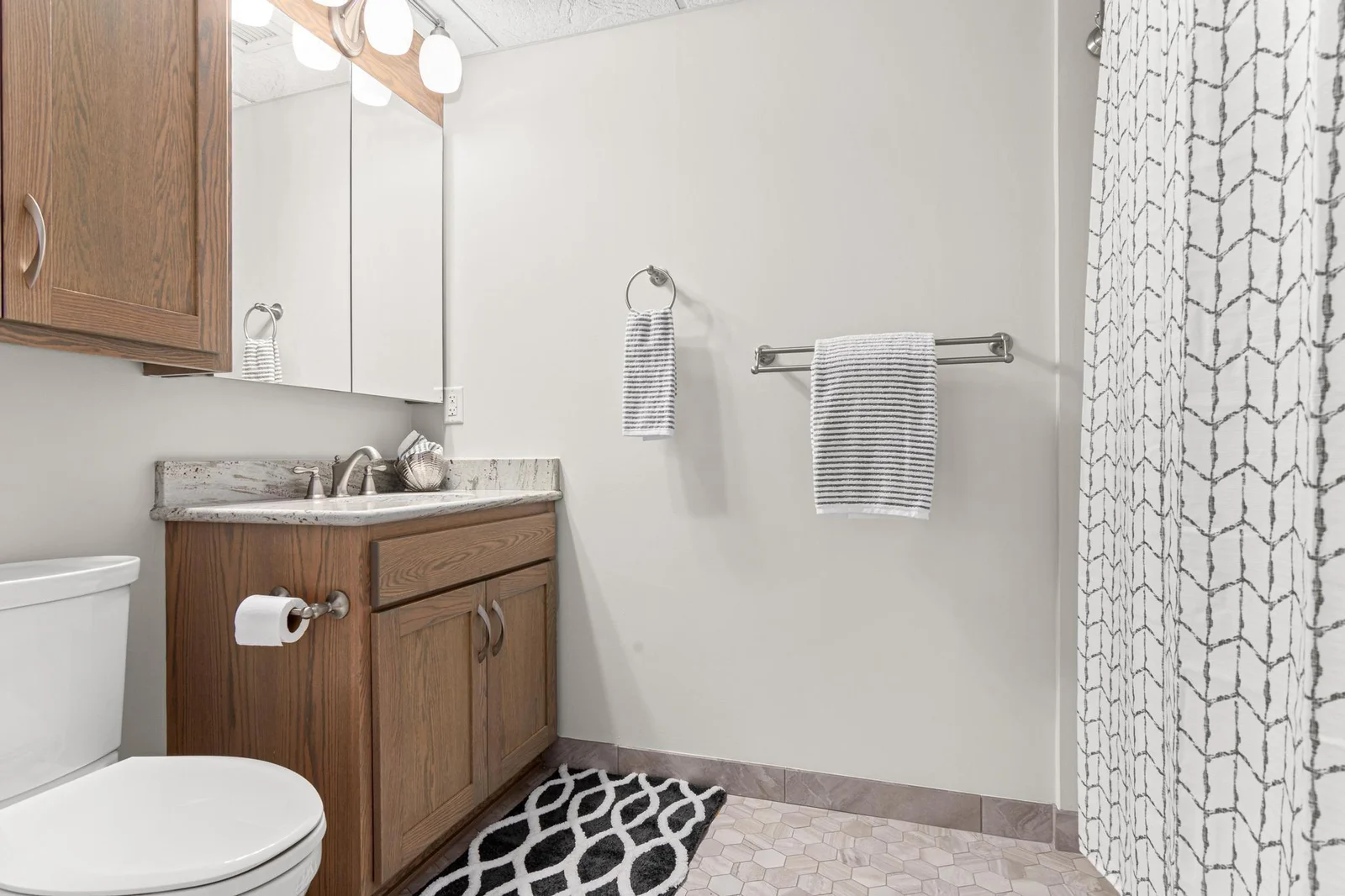 Guest/2nd Bedroom Bath