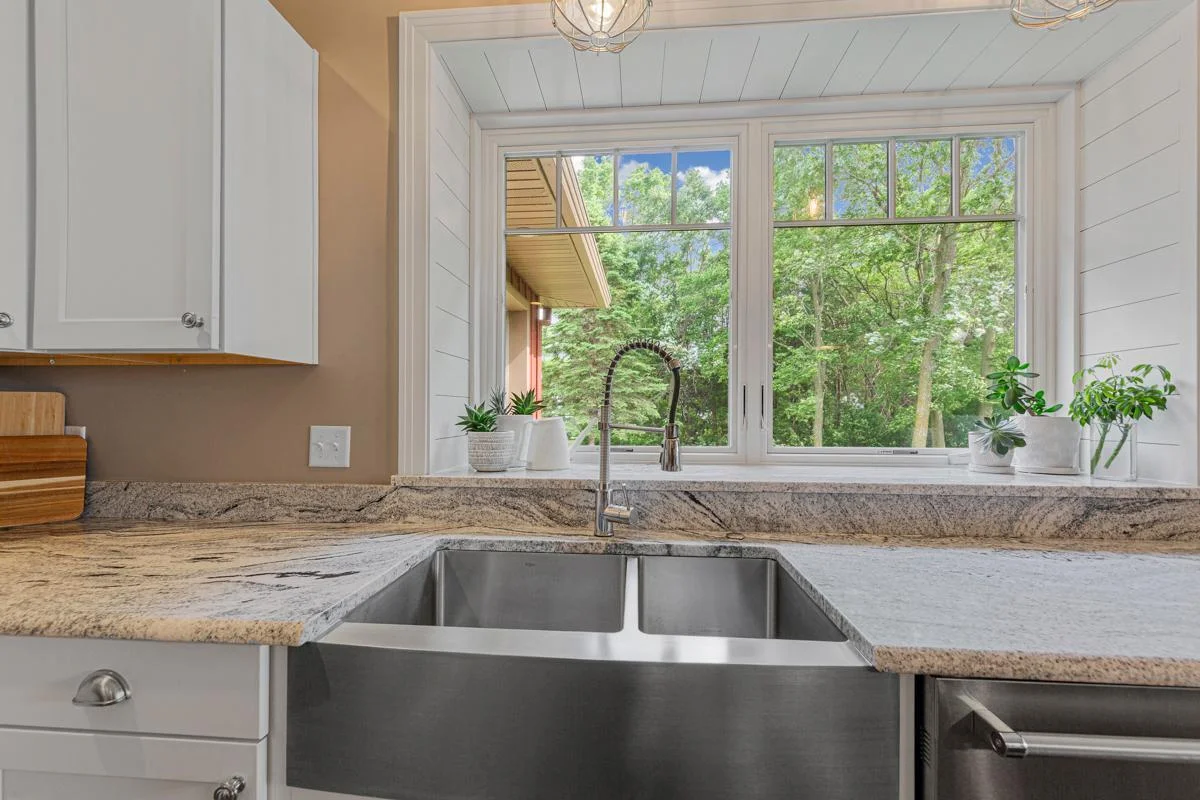 32 Kitchen.jpg