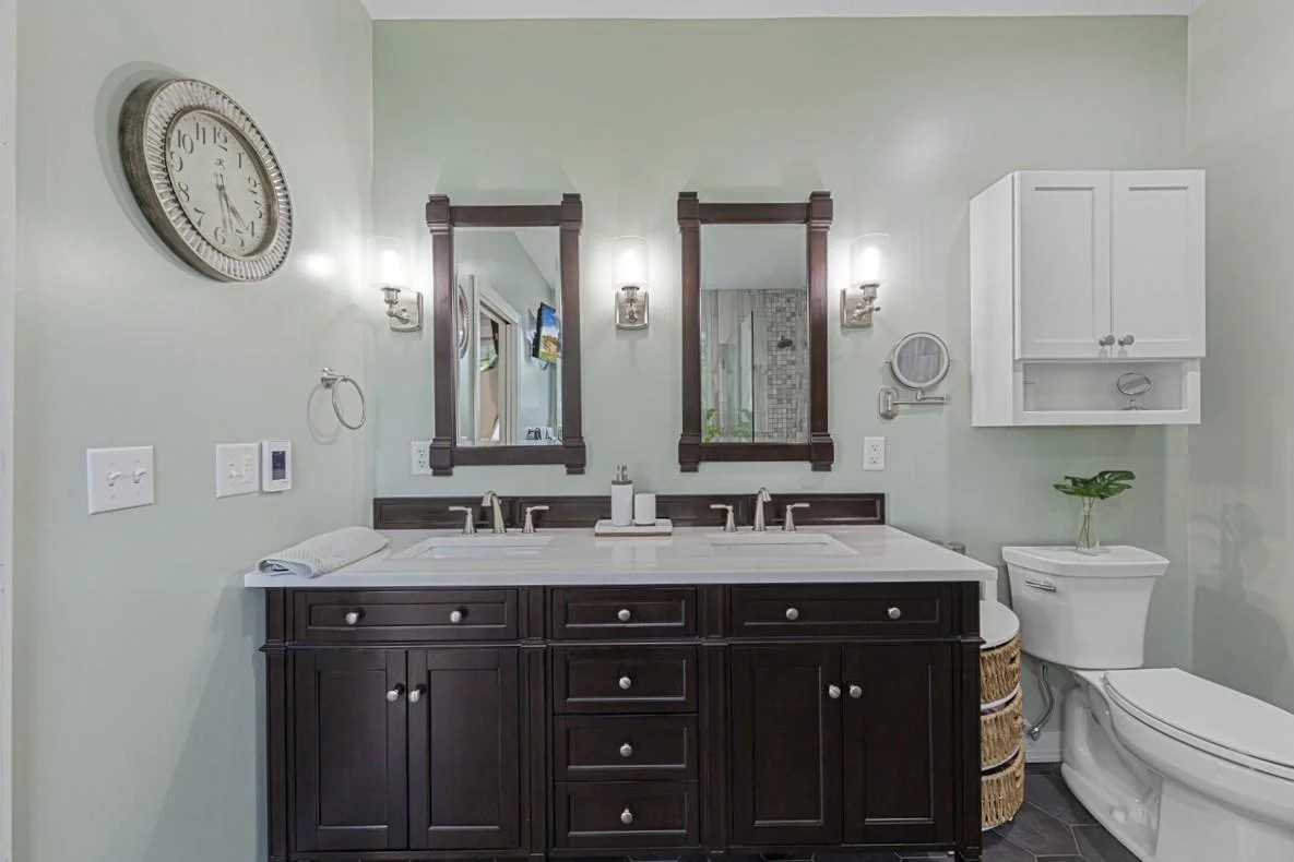 63 Main bathroom.jpg