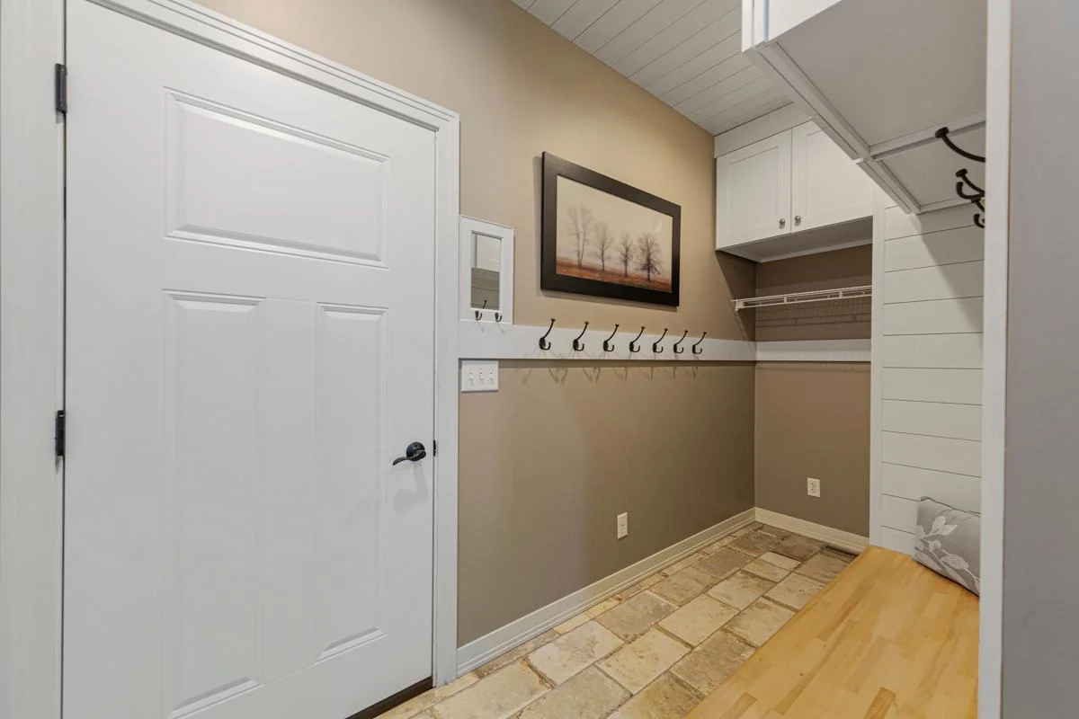 50 Garage entry_storage.jpg