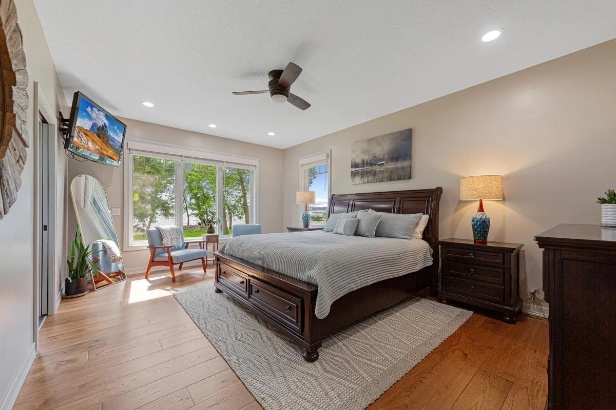 60 Main bedroom.jpg